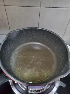 Make Shrimp onion fried eggs step 2