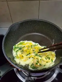 Make Shrimp onion fried eggs step 4