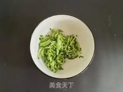 Make Shrimp sauce cucumber cucumber and egg-hand noodles step 3