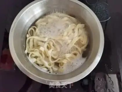 Make Shrimp sauce cucumber cucumber and egg-hand noodles step 7