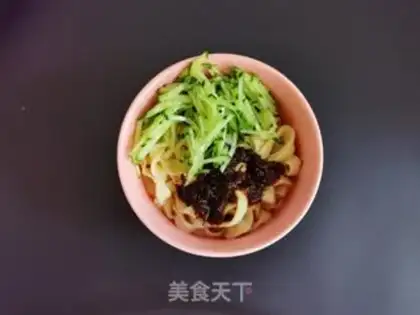 Make Shrimp sauce cucumber cucumber and egg-hand noodles step 8