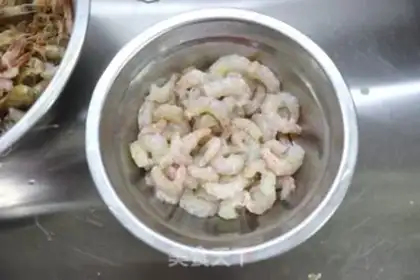 Make Shrimp soup without oil step 1
