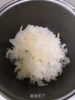 Make Iced silver ear soup step 1