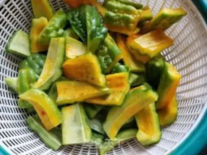 Make Seafood mushrooms fried bitter melons step 1