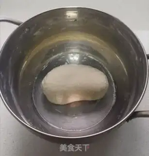 Make Onions mixed with hand noodles step 1