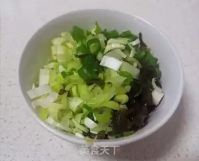 Make Onions mixed with hand noodles step 3