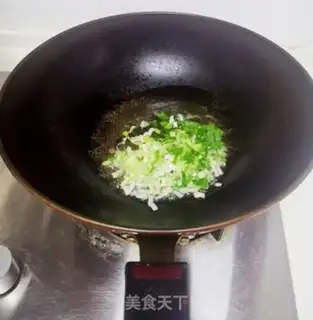 Make Onions mixed with hand noodles step 4