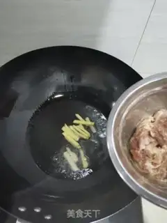 Make The cabbage poles are fried meat step 2
