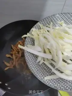 Make The cabbage poles are fried meat step 6