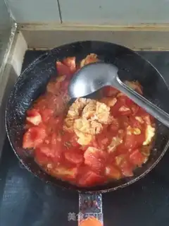 Make Tomato fried eggs step 5