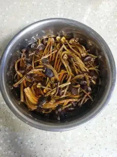 Make Tea mushrooms, red meat step 1