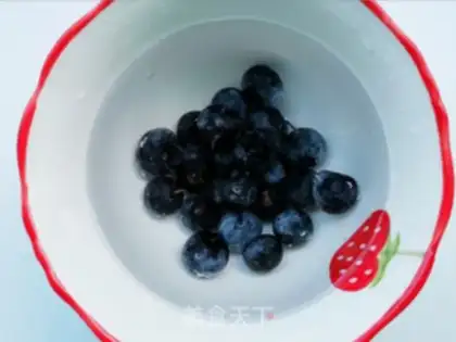Make Blueberry on milk step 1