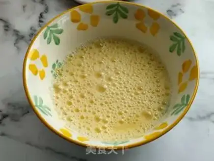 Make American sausage steamed eggs step 1