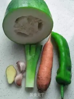 Make Pyramid carrots for a melon step 0