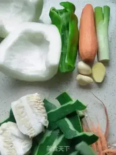 Make Pyramid carrots for a melon step 1