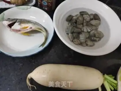 Make Roach clams and fish soup step 0