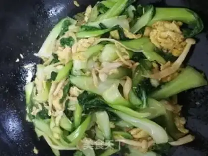 Make Eggs, white mushrooms, oil step 4