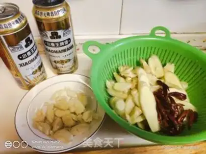 Make Three yellow chickens for beer step 1