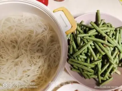 Make Bean-fruit egg noodles step 1