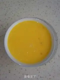 Make Tomato fried eggs step 1