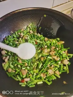 Make Five flowers and a grub step 5