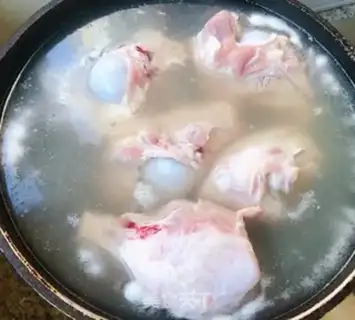 Make The peanut sea belt tofu pig bone soup step 2