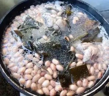 Make The peanut sea belt tofu pig bone soup step 6