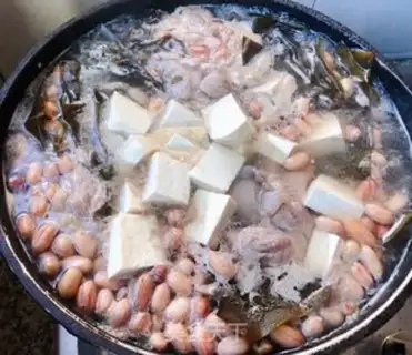 Make The peanut sea belt tofu pig bone soup step 7