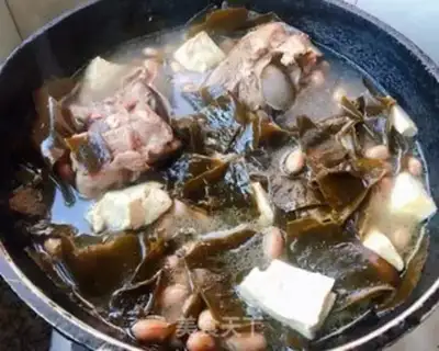 Make The peanut sea belt tofu pig bone soup step 9