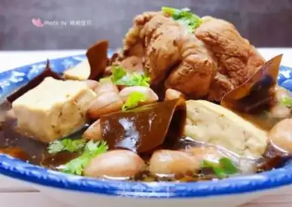 Make The peanut sea belt tofu pig bone soup step 13