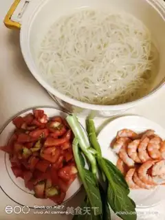 Make Cream shrimp egg noodles step 1