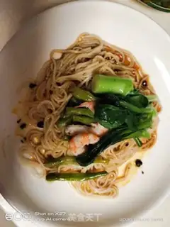 Make Cream shrimp egg noodles step 4