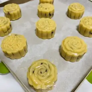 Make Bean and coconut mooncake step 3