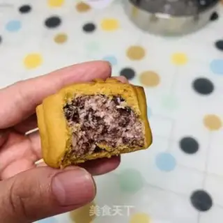 Make Bean and coconut mooncake step 5