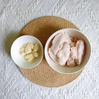 Make You suck your fingers on chicken wings step 0