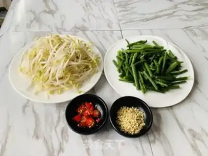 Make Pyramid green bean sprouts and silk rods step 0