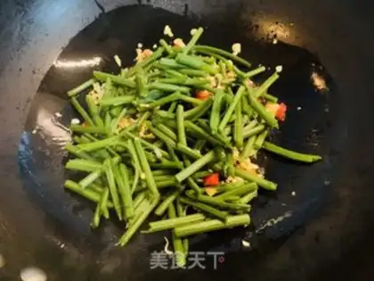 Make Pyramid green bean sprouts and silk rods step 2