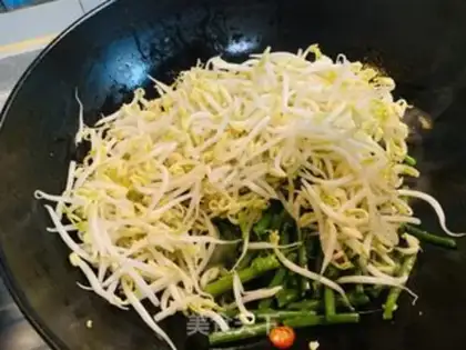 Make Pyramid green bean sprouts and silk rods step 3