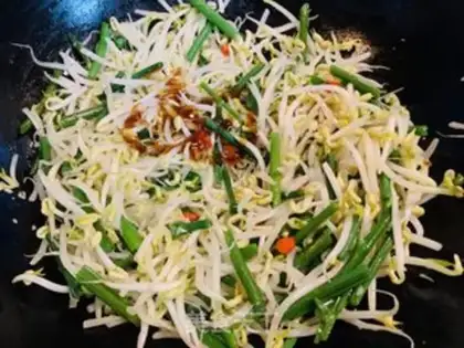 Make Pyramid green bean sprouts and silk rods step 4