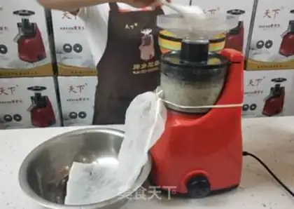 Make Grinding hand-made tofu step 1