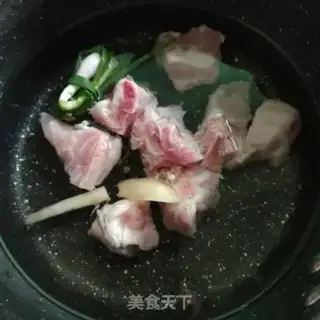 Make Sweet and delicious mushroom ribs soup step 1