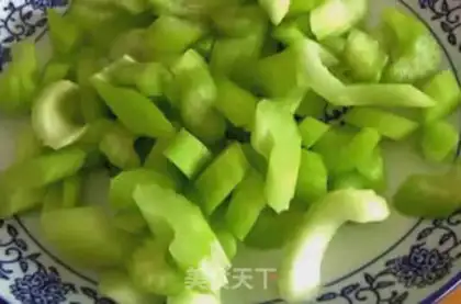 Make Celery fried eggs step 1