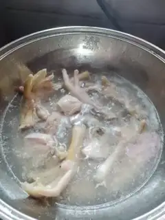 Make Chicken claws and cucumber soup step 1