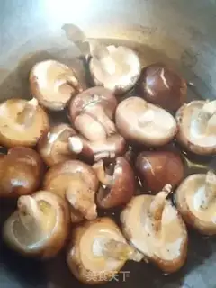 Make Fry mushroom shrimp step 1