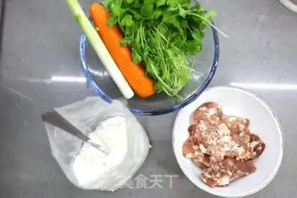 Make Pork sapphire carrots step 0