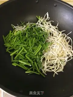 Make "The green bean sprouts of the moss." step 1