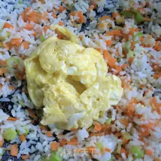 Make Carrot eggs and rice step 7