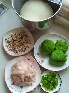 Make Pork mushroom celery buns step 0