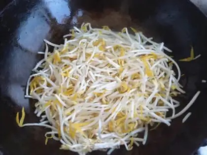 Make Scrambled bean sprouts step 5
