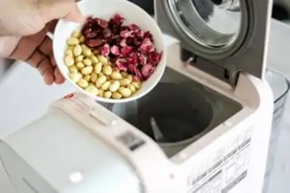 Make Rose cranberry roll step 1